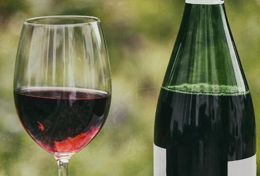 紅酒有沉淀物是這么回事還可以喝嗎？